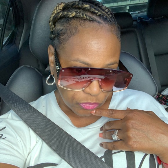 Meet your Posher, Dynell - Picture 1 of 1